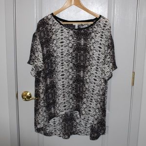 BLACK AND WHITE SHORT SLEEVE PATTERNED BLOUSE